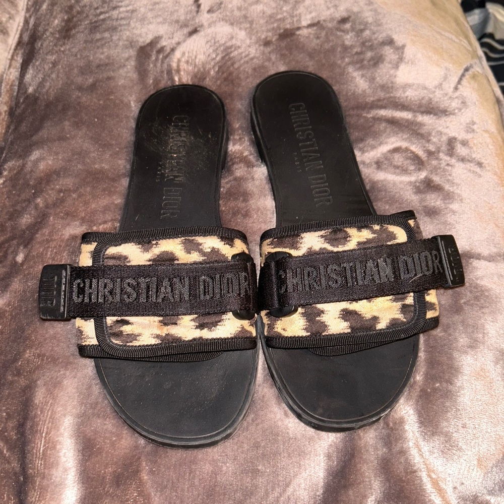 I’m trying to sell my Christian Dior women’s slippers size 7